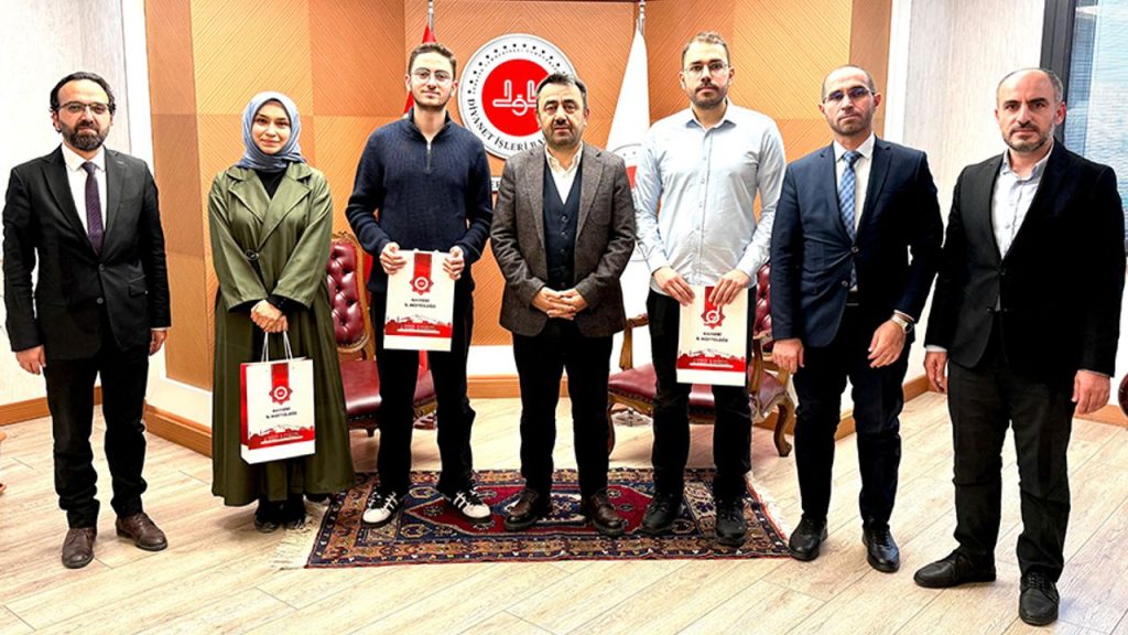 Umreden dönen gençlerden müftülüğe ziyaret