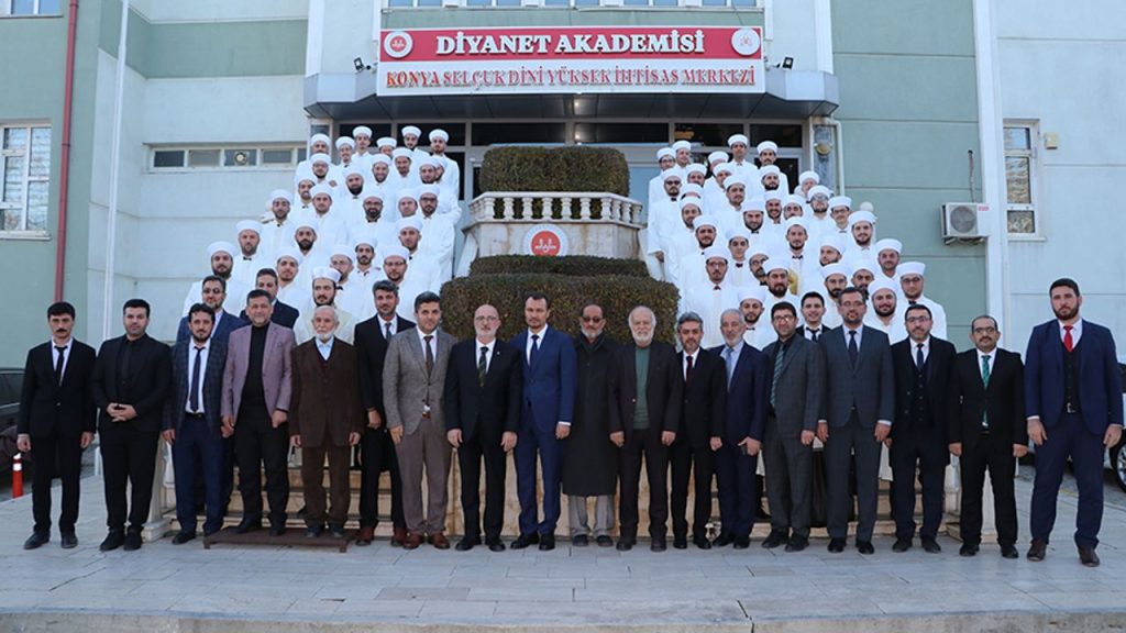 Selçuk Dini Yüksek İhtisas Merkezi'nde mezuniyet sevinci