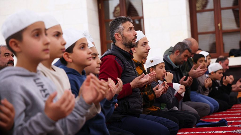 Regaib Gecesi dualarla idrak edildi