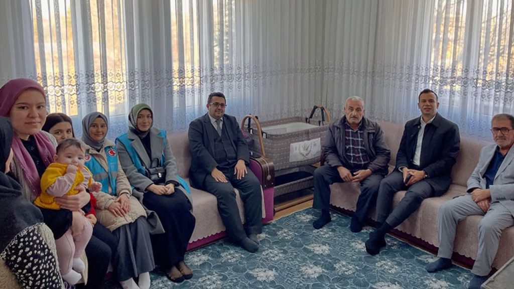 Sinanpaşa'da "Hayata Başlarken" projesi kapsamında aileler ziyaret edildi