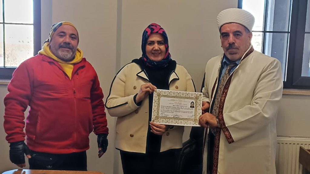 Müslüman arkadaşından etkilenerek İslamiyet'i seçti