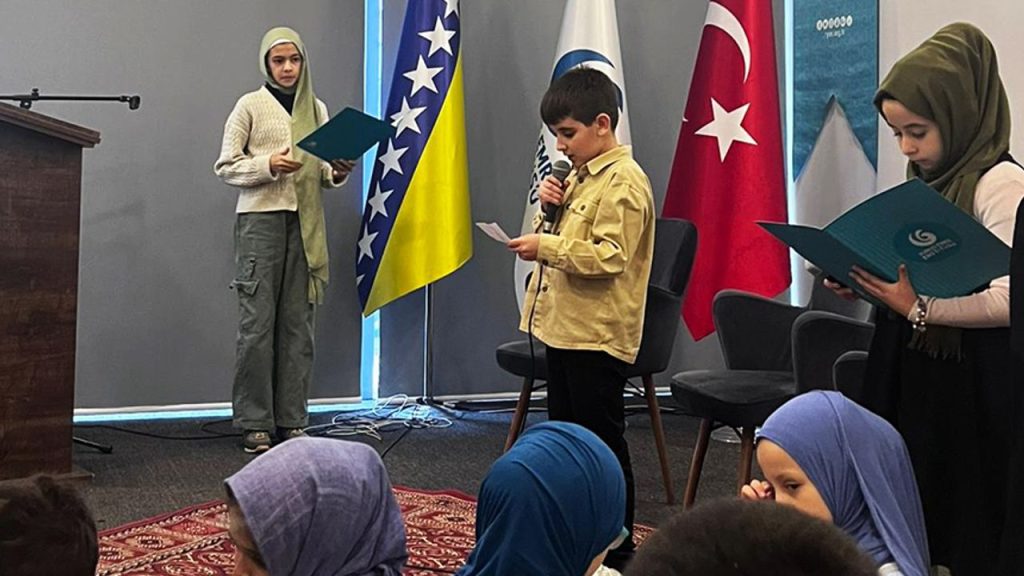 Saraybosna'da çocuklar 'üç ayları' karşıladı