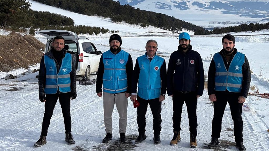 Din görevlileri, yaban hayvanları için doğaya yiyecek bıraktı