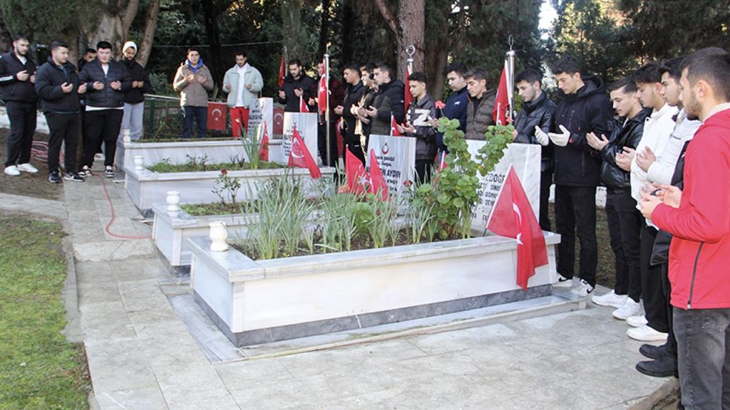 Sinop'ta gönüllü üniversite öğrencileri şehit mezarlarını temizledi