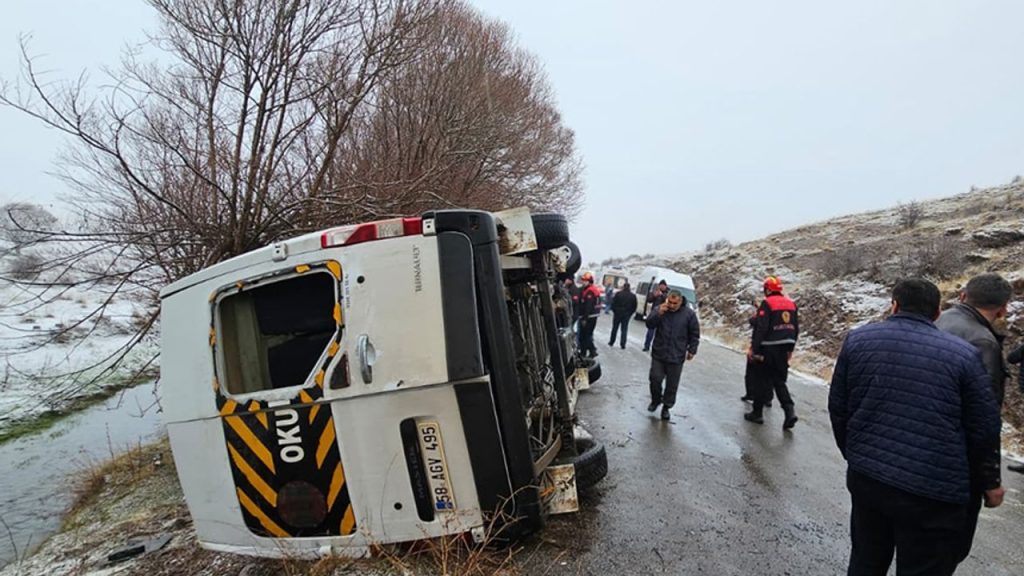 Sivas'ta öğrenci servisi devrildi