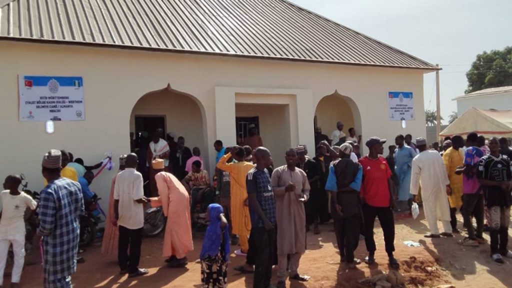 TDV, Nijerya'da su kuyusu ve mescit açtı