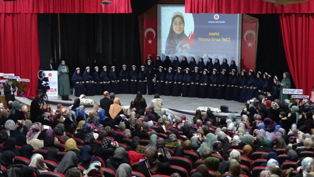 Tavşanlı'da hafızlar taç giydi