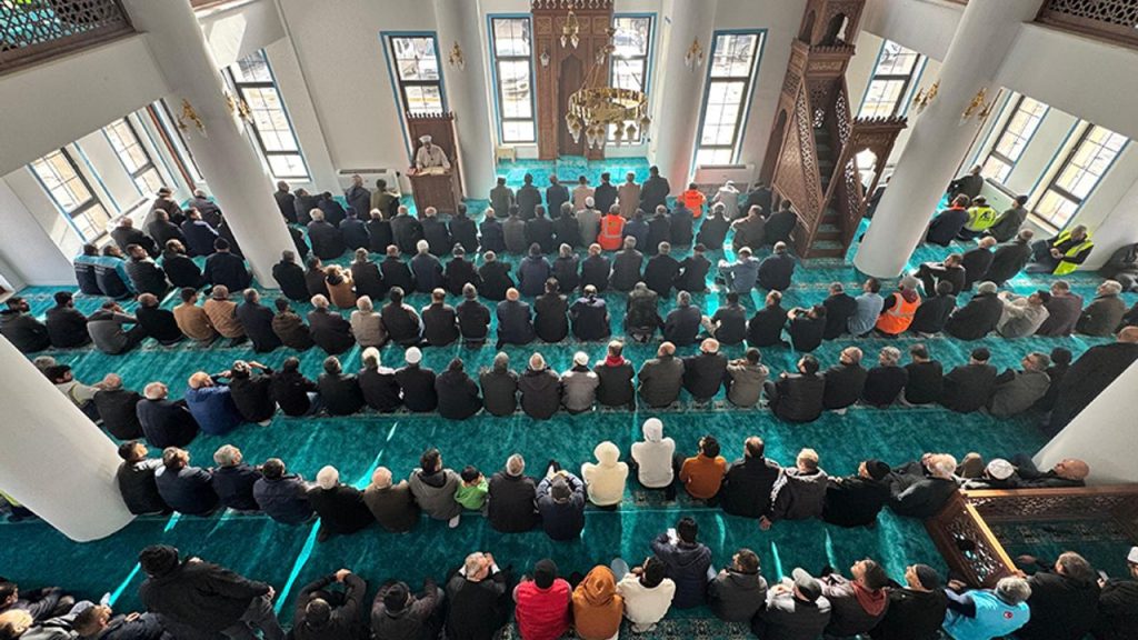 İkizce TOKİ Camii ilk cuma namazıyla ibadete açıldı