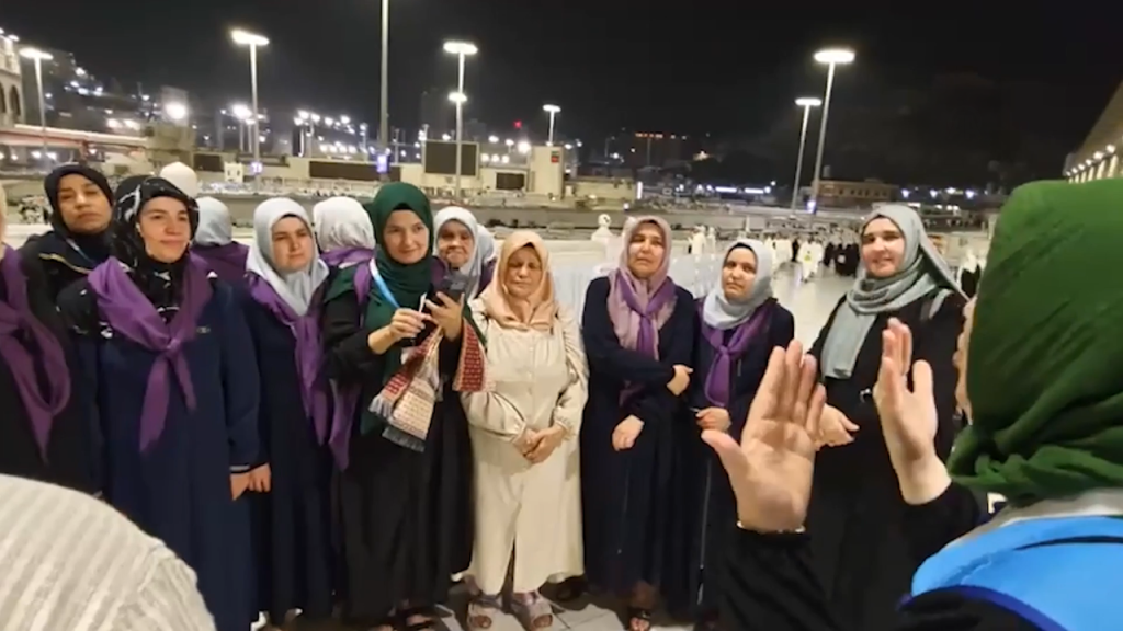 İşitme engelliler rehber eşliğinde umre yaptı