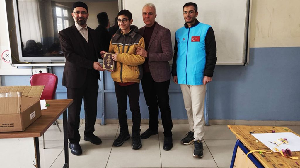 Gevaş'ta öğrencilere anlamlı hediye