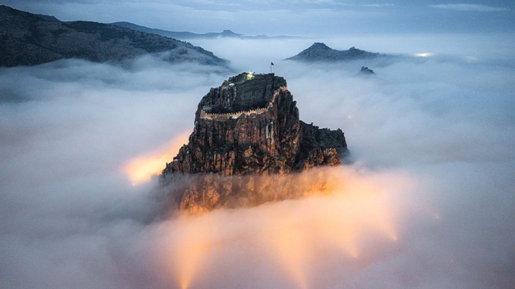 Afyonkarahisar Kalesi, sisin arasında yükseldi