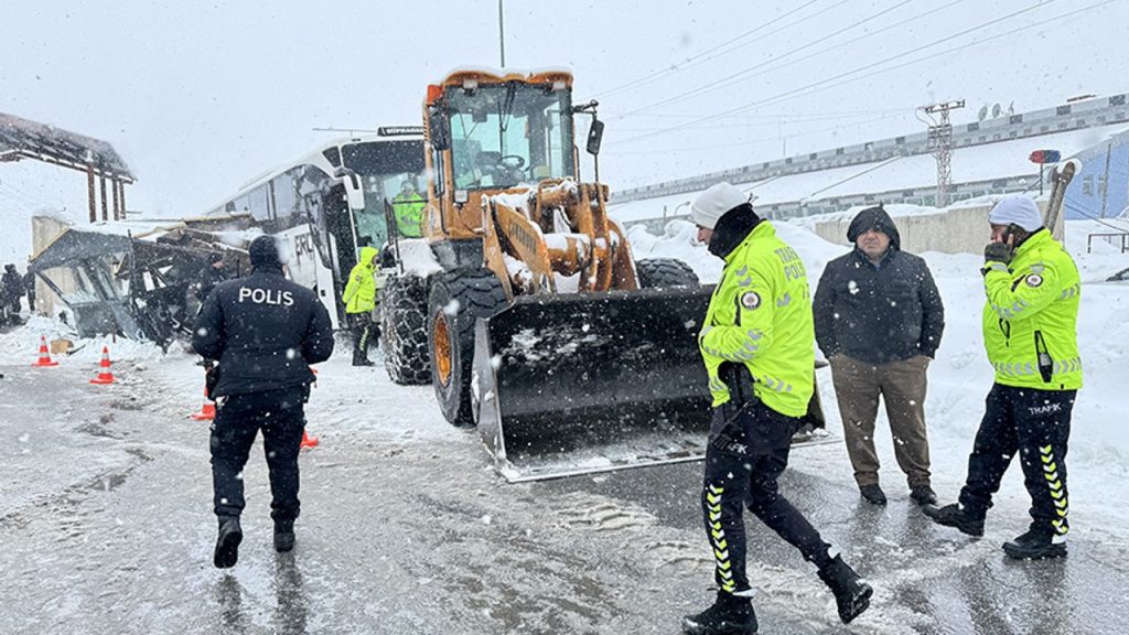Bitlis'teki kazada 4 polis yaralandı