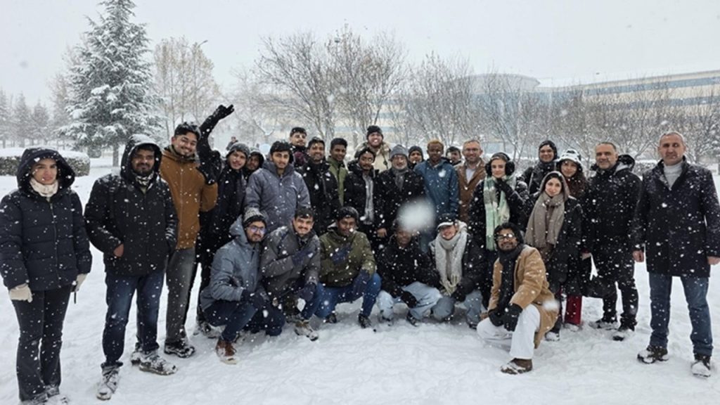 Afrikalı öğrenciler kar sevinci yaşadı