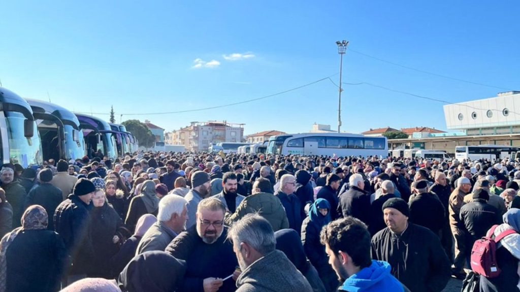 Akhisarlı umreciler dualarla yola çıktı