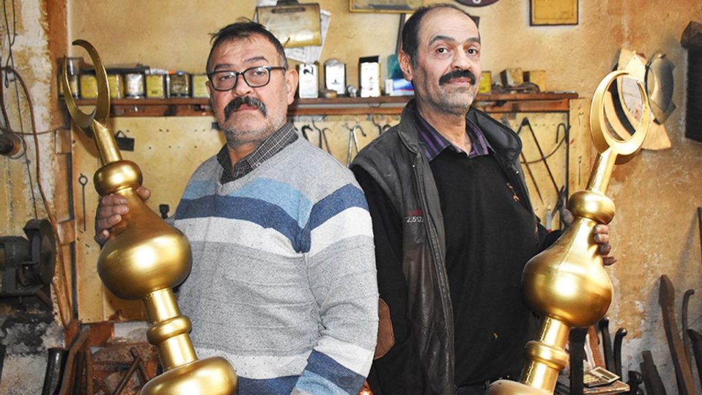 Usta kardeşler, dünyadaki camilere de alem yapıyor