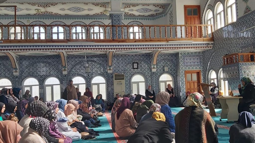 Anamurlu kadınlardan cuma sohbetlerine yoğun ilgi