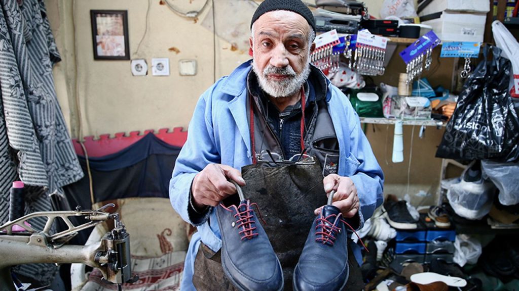 Ayakkabı ustası mesleğini 45 yıldır sürdürüyor