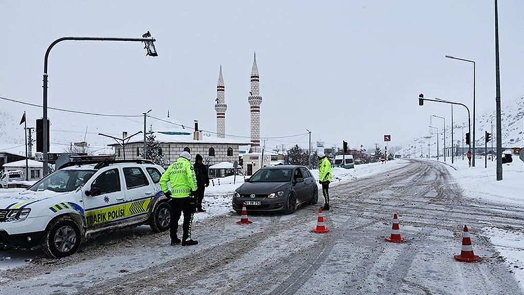 Bayburt-Erzurum kara yolu çığ nedeniyle ulaşıma kapandı