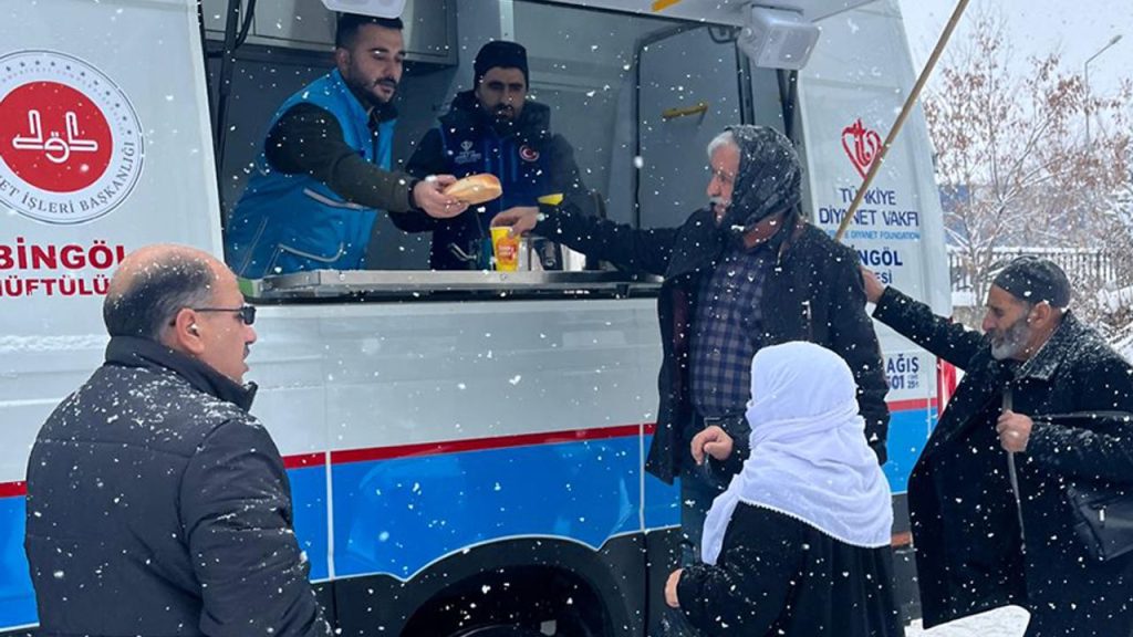 Müftülük, hastane önünde çorba ikramında bulundu