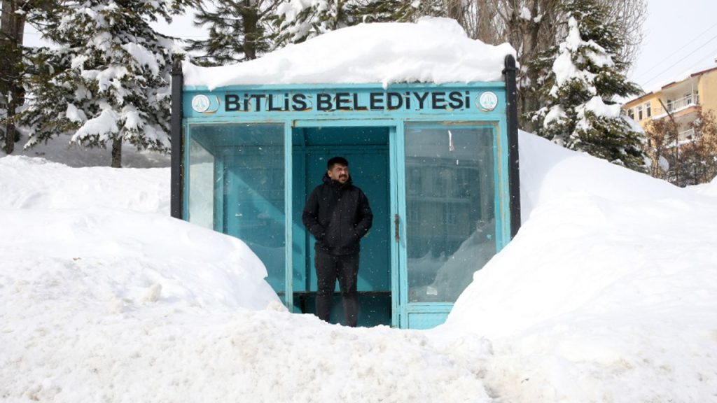 Bitlis'te 4 metreyi aşacak kadar kar yağdı