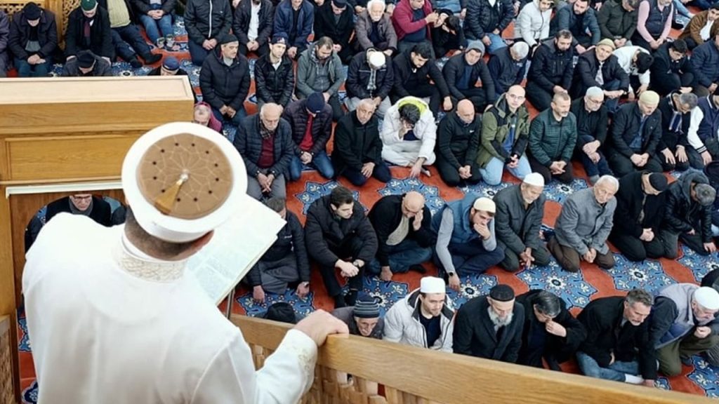 Cuma hutbesinde din istismarına dikkat çekildi