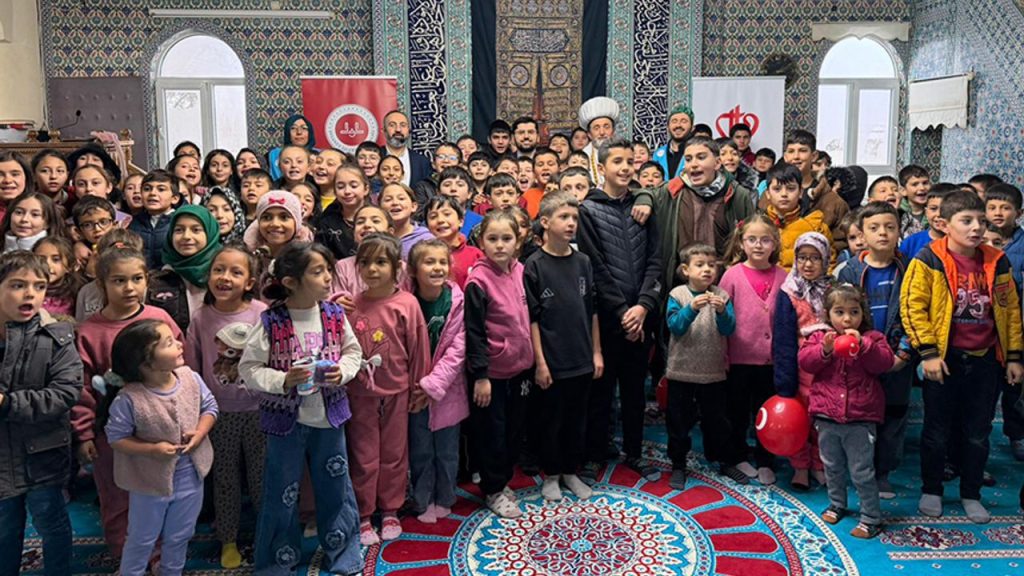 Çavdır'lıda minikler camide buluştu