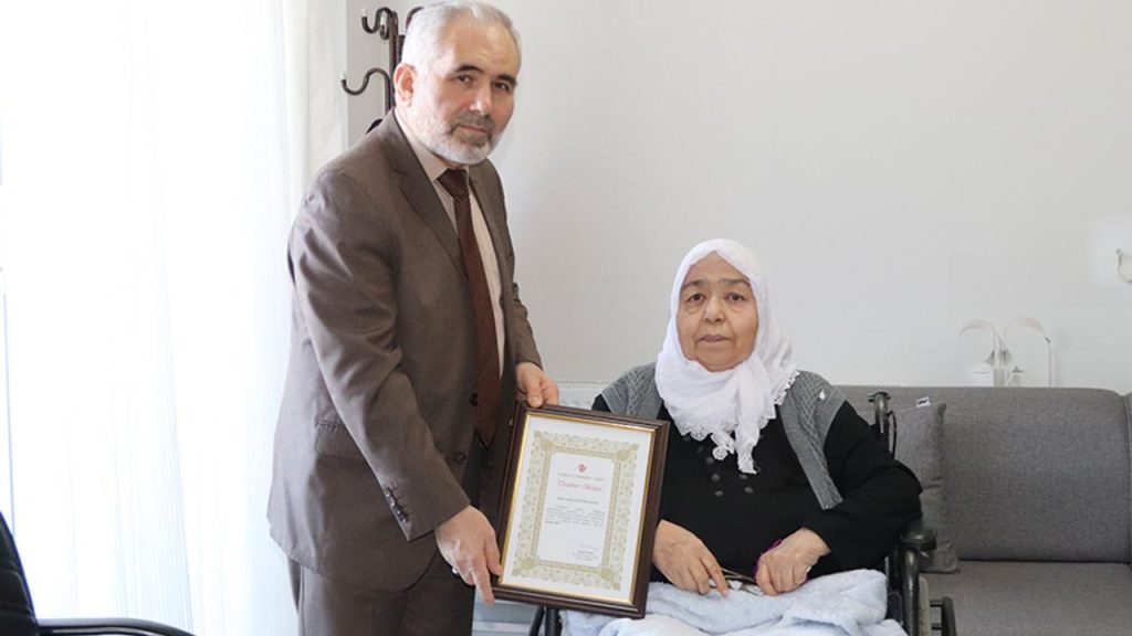 Asırlık çınar, evini TDV'ye bağışladı