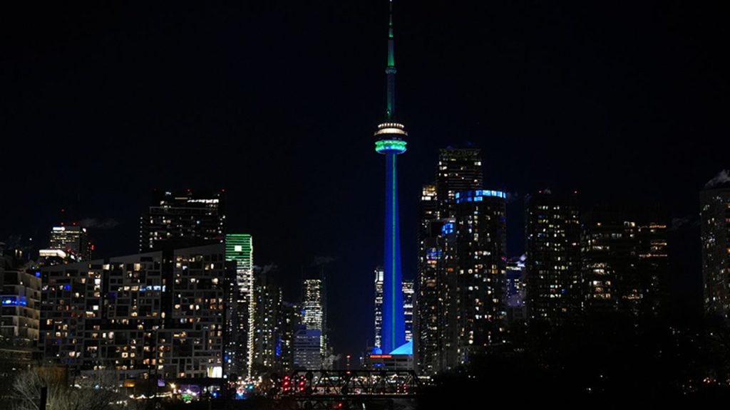 Toronto'daki CN Kulesi 'İslamofobiye Karşı' aydınlatıldı