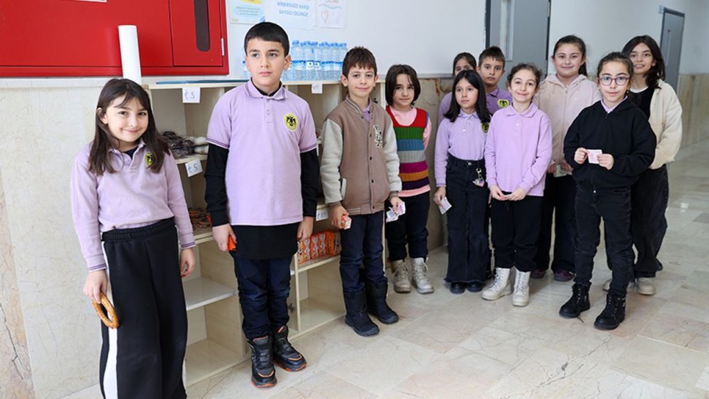 İlkokuldaki kasiyersiz "dürüstlük dolabı" kasa fazlası verdi