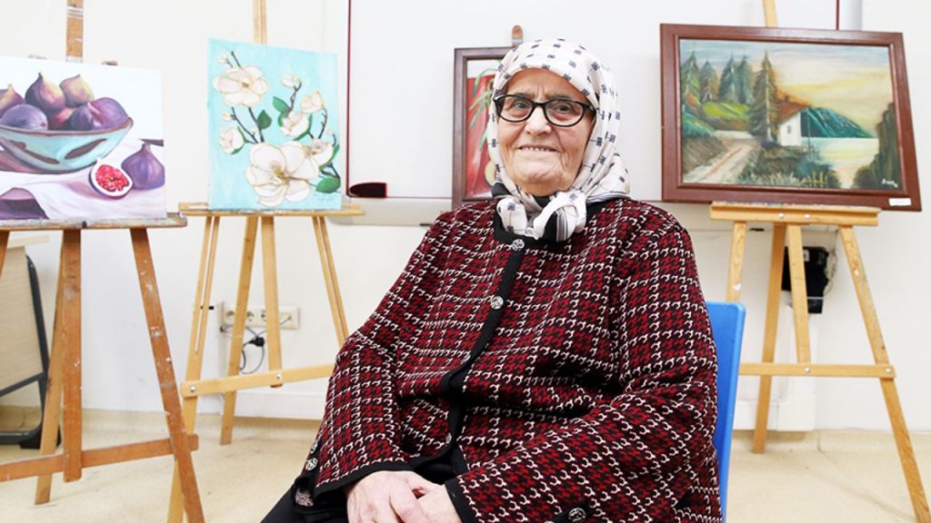 81 Yaşındaki Esme teyze eğitim sevgisiyle örnek oluyor