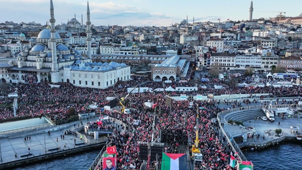 Filistin'e destek için 520 bin kişi Galata Köprüsü'nde buluştu
