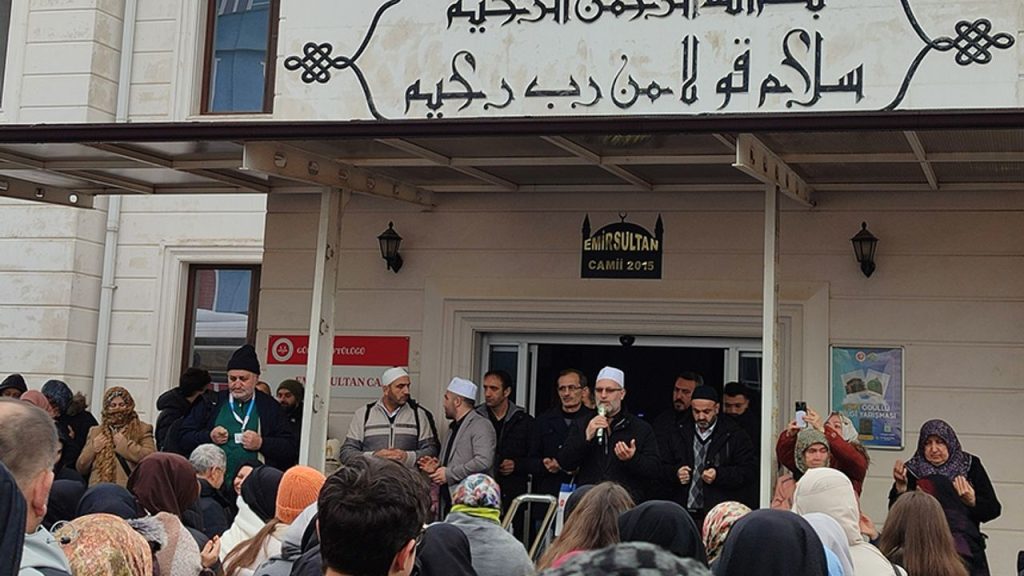 Gürsu'da umreciler dualarla uğurlandı