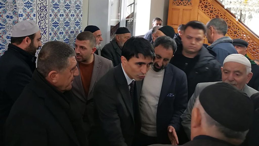 Husumetli akraba aileler camide barıştı