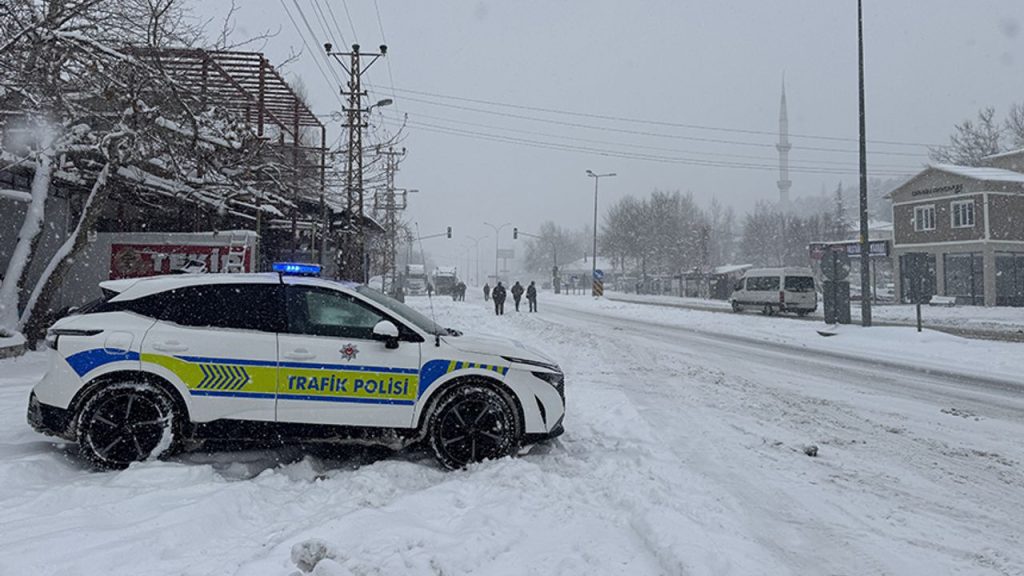 Bingöl-Erzurum kara yolu kar nedeniyle trafiğe kapatıldı
