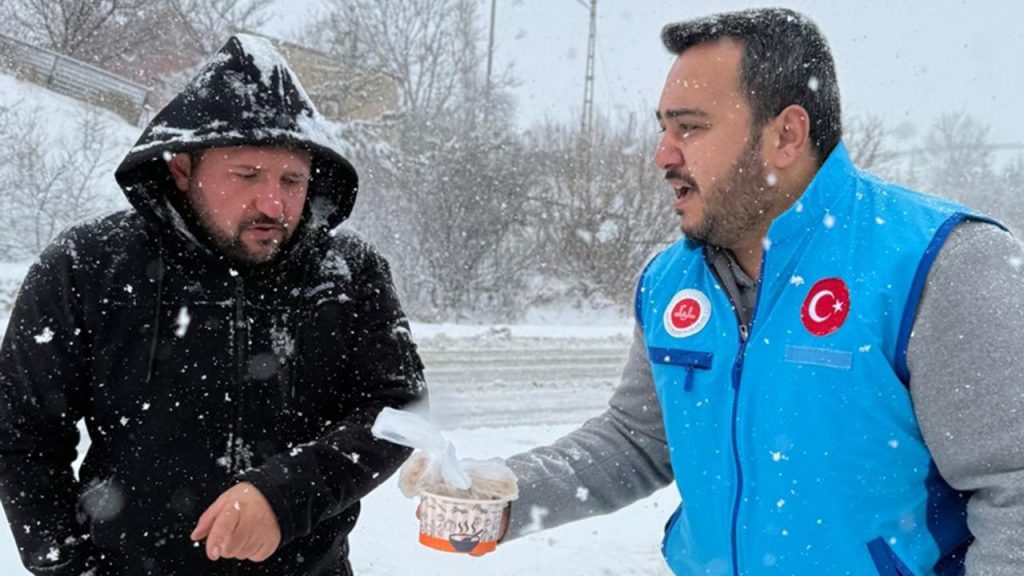 Din görevlilerinden yolda kalanlara sıcak ikram