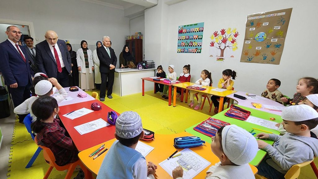 Şahin, Kumluca'da miniklerle bir araya geldi