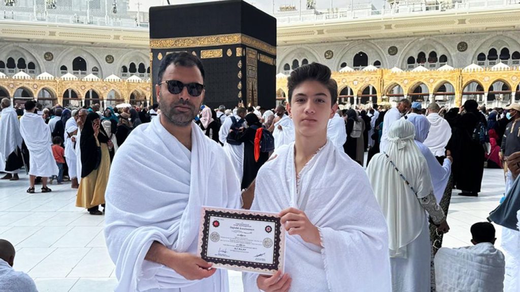 Malatya'da hafızlığını tamamlayan 41 öğrenciye umrede belgeleri verildi