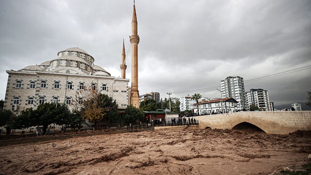 Mersin'de kuvvetli yağış etkili oldu