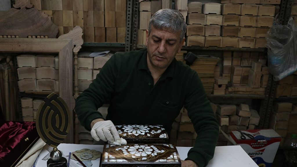 Gaziantepli "Yaşayan İnsan Hazinesi" sedef kakmayı yaşatmaya çalışıyor