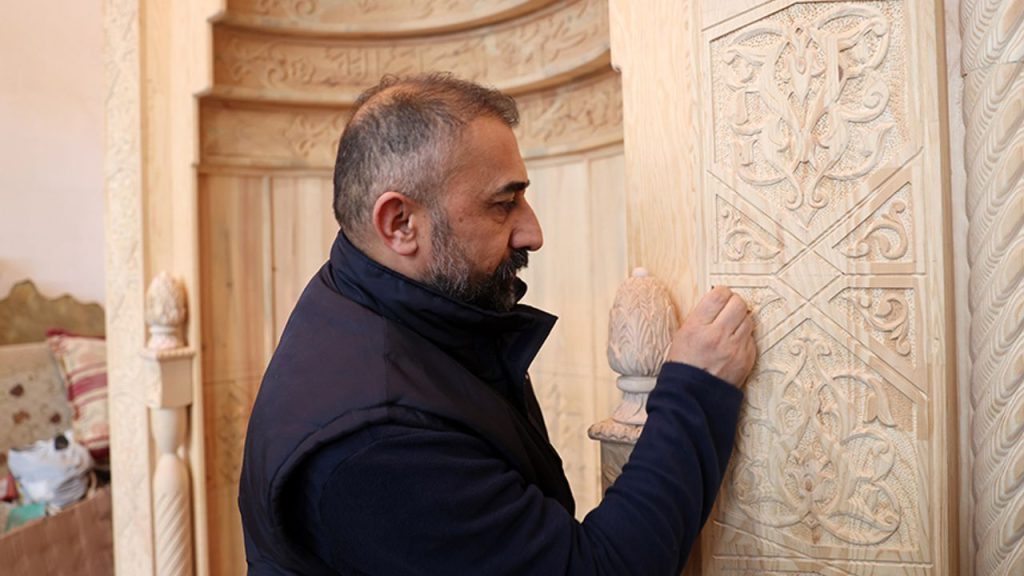 Selçuklu motiflerini 8 ayda mihraba işledi