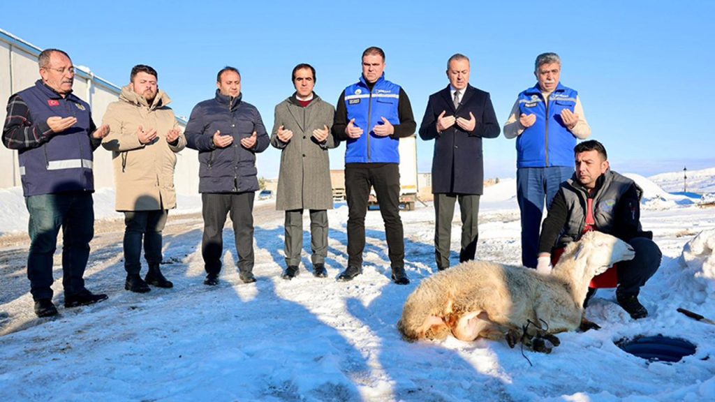 Sivas'ta kar yağışı sonrası şükür kurbanı kesildi