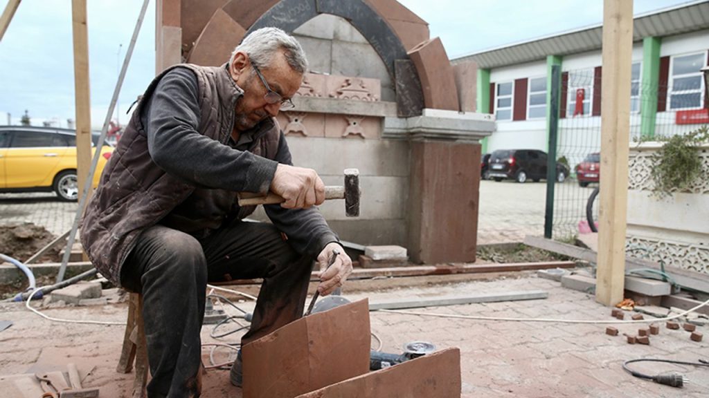 Cami inşaatına yardıma gitti taş ustası oldu