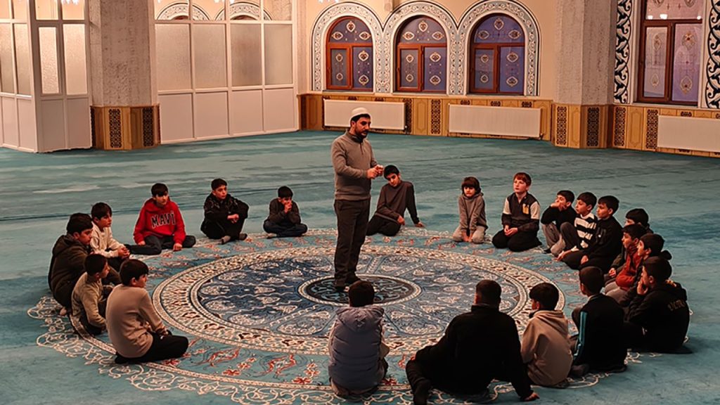 Tuşba'da çocuklar sömestr tatilinde camide buluşuyor