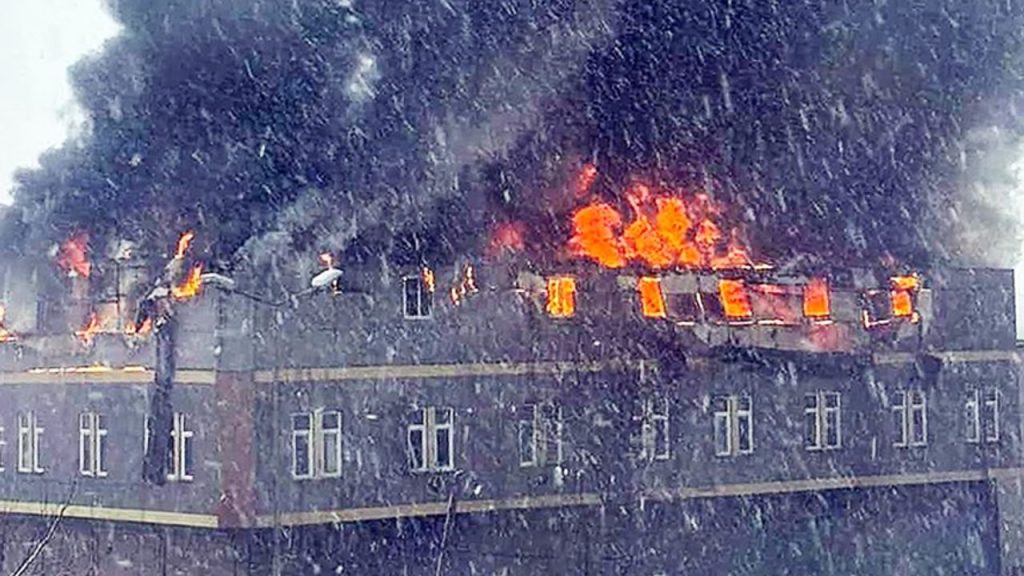 Tuzla'da fabrikada çıkan yangına müdahale ediliyor