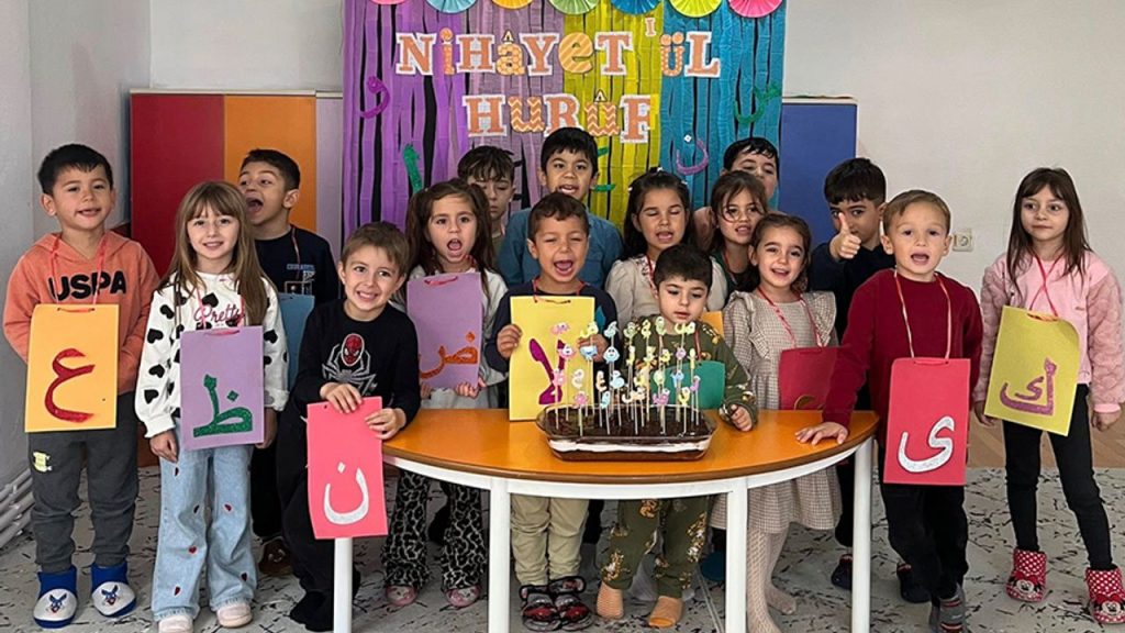 Yakakent'te minikler hem öğreniyor hem eğleniyor