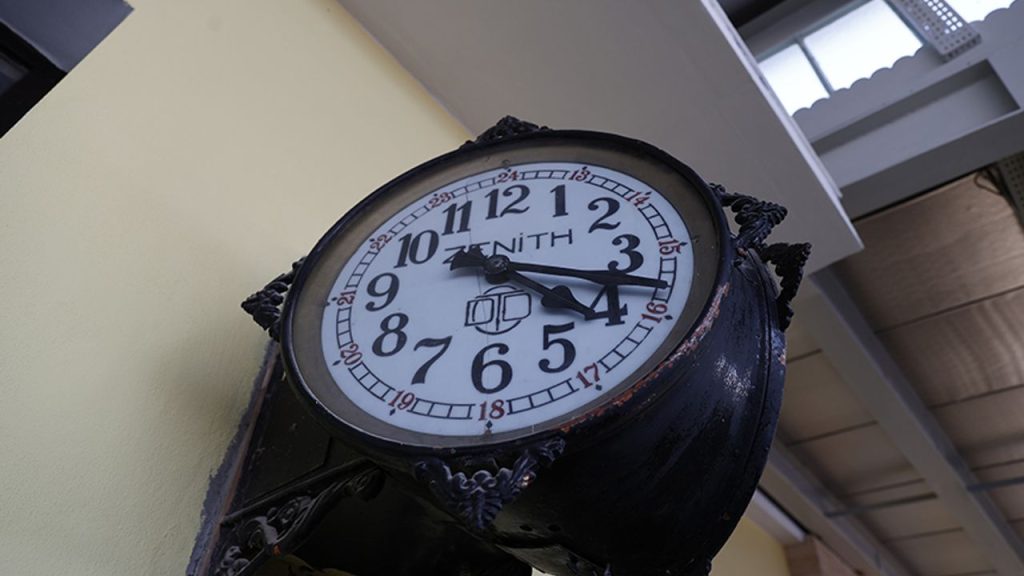 Malatya'da "asrın afeti"nde duran saat 04.17'yi gösteriyor