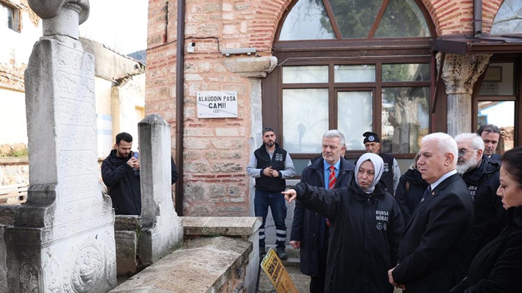 Alaeddin Bey Camii'nin haziresindeki mezar taşları restore ediliyor