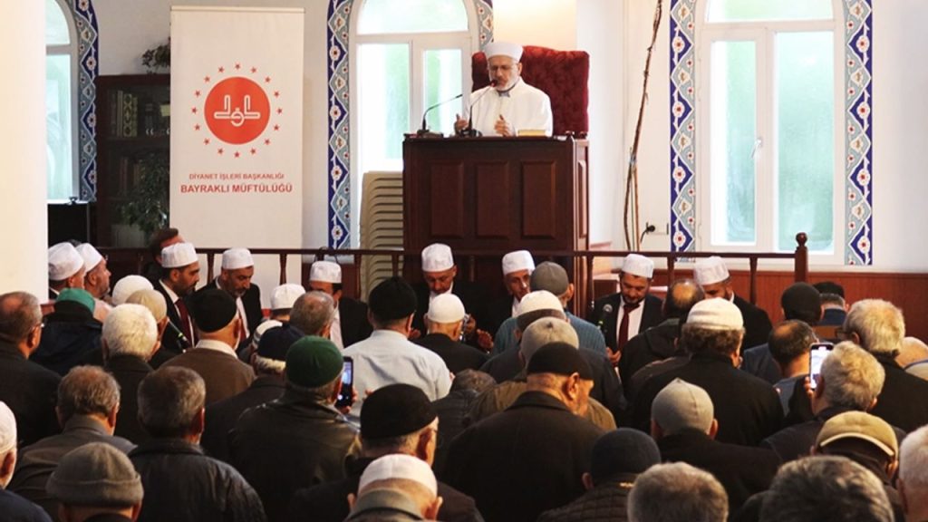 Başkan Yardımcısı Şahin, Bayraklı'da okunan hatimlerin duasını yaptı