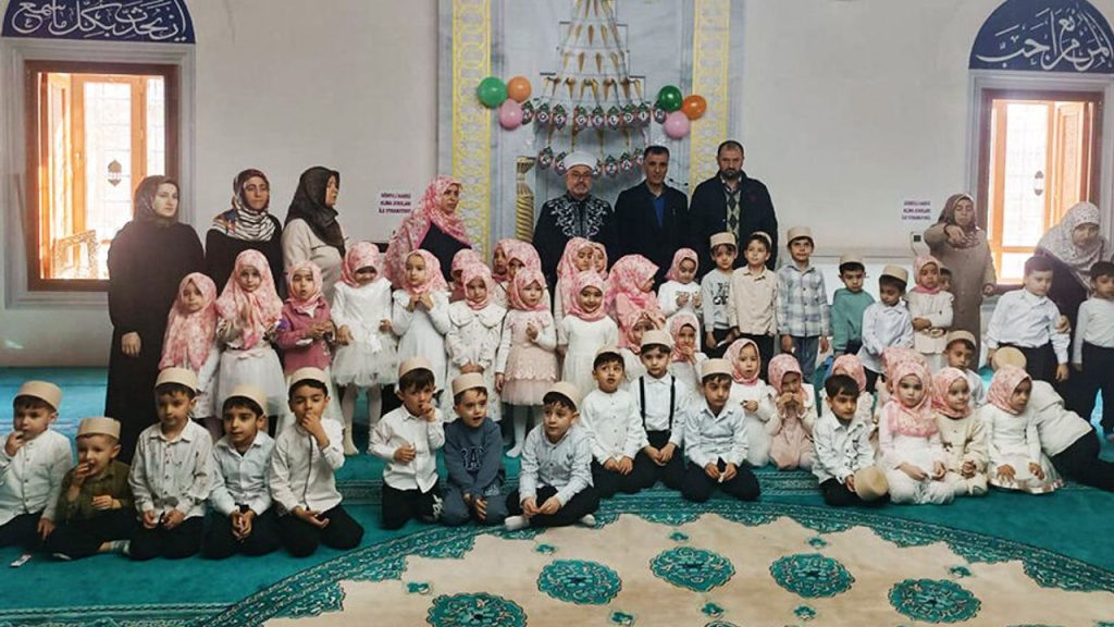 Besni'de çocuklar camide ramazan sevinci yaşadı