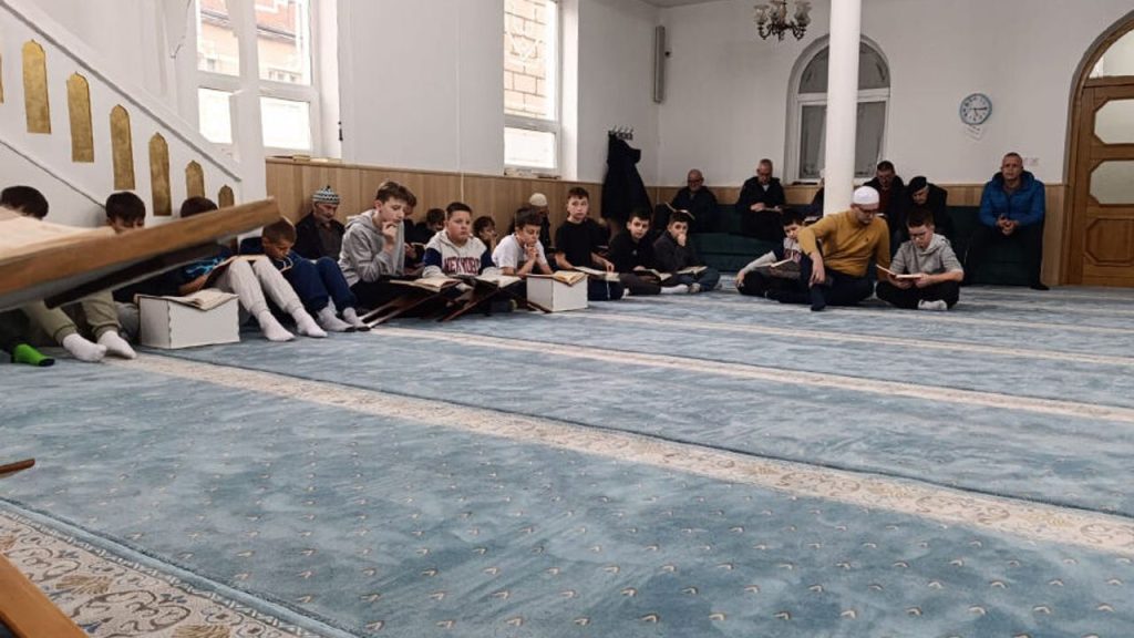 Bosna Hersek’te çocuklar mukabeleyi ilgiyle takip ediyor